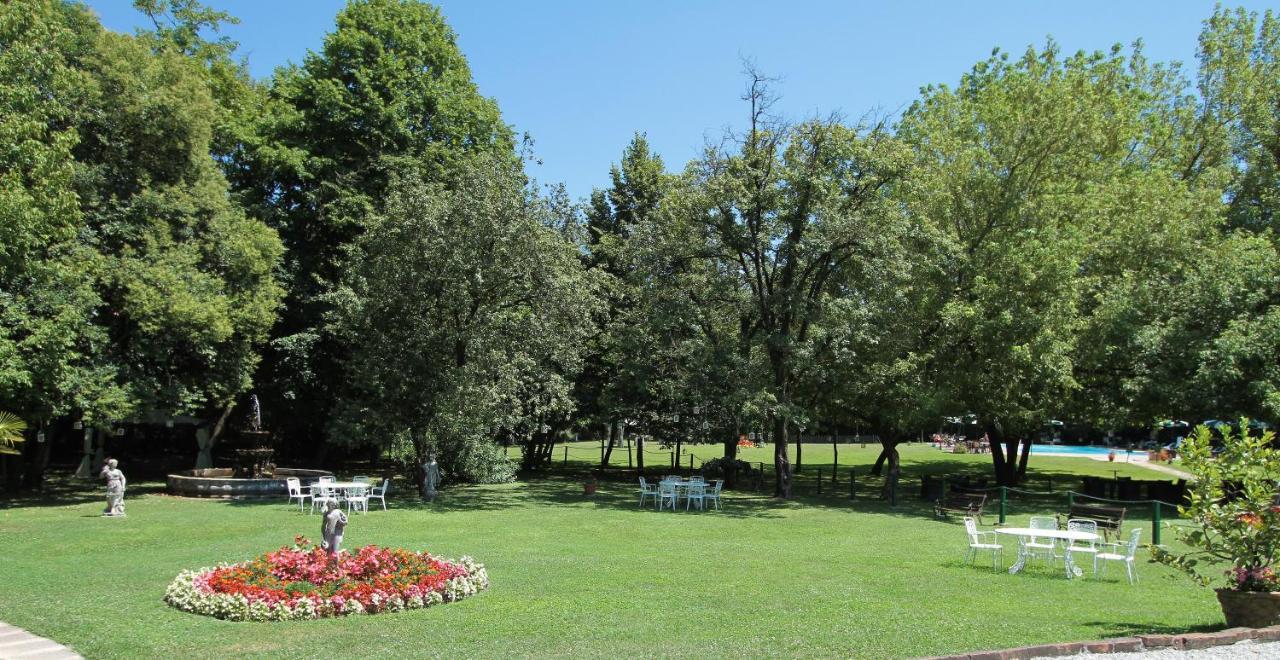 Hotel Villa Luppis Pasiano Di Pordenone Bagian luar foto